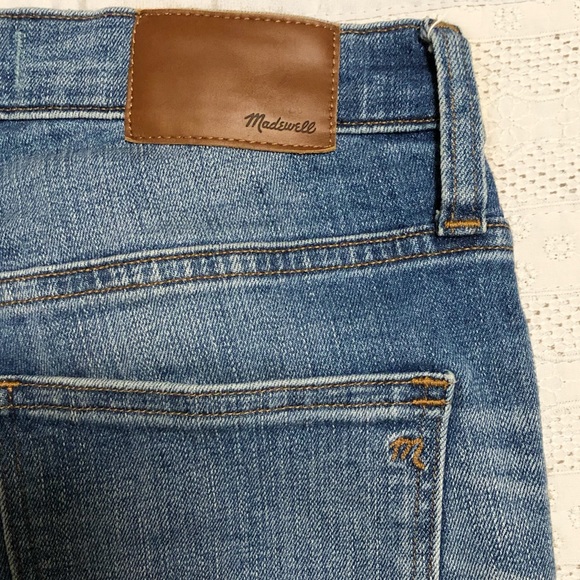 9" High-Rise Skinny Jeans: Destructed-Hem Edition size 26 - Picture 4 of 9